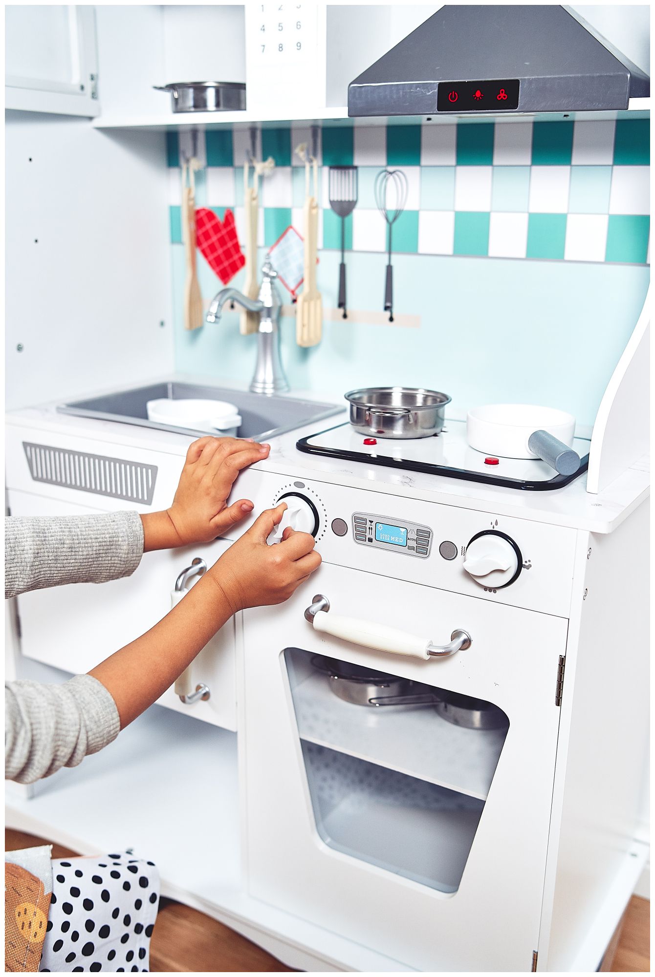 Große weiße XXL-Holzküche mit Zubehör und Schürze | SPIELZEUGE \ Küchen