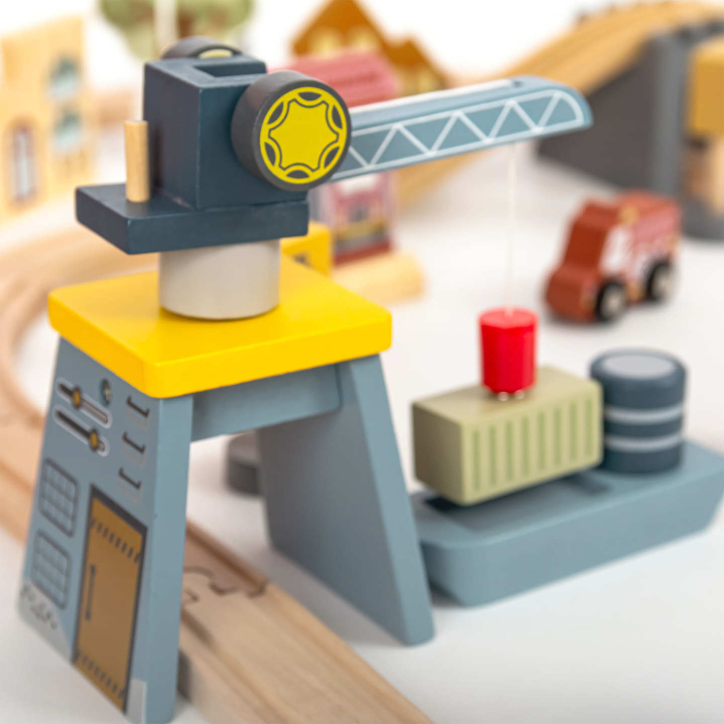 Hölzerne Stadteisenbahn mit elektrischer Lokomotive – beweglicher Kran, Schiff, Brücken