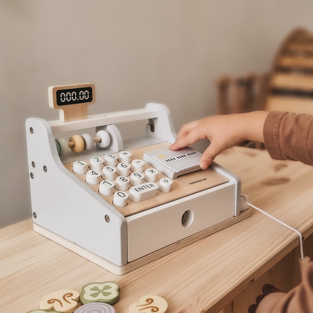 Hölzerne Registrierkasse mit Zubehör