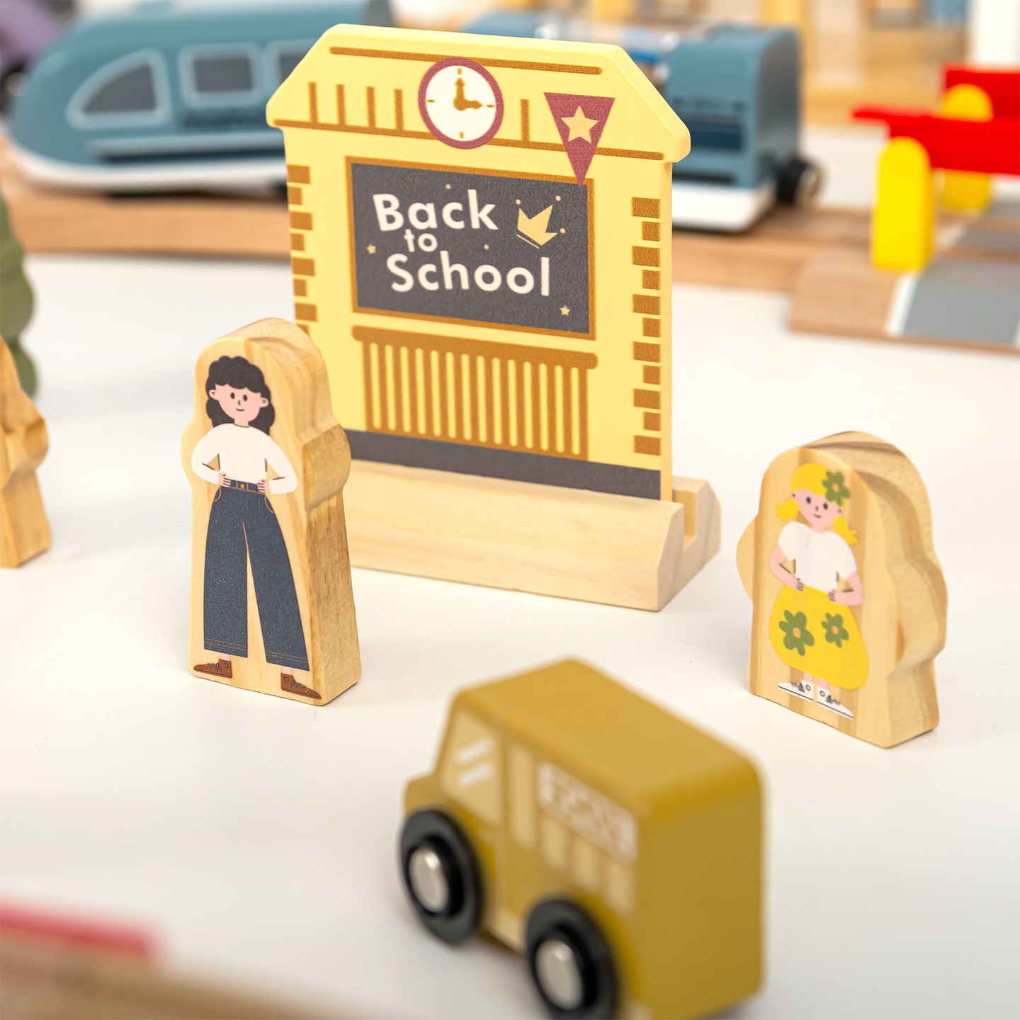 Hölzerne Stadteisenbahn mit elektrischer Lokomotive – beweglicher Kran, Schiff, Brücken