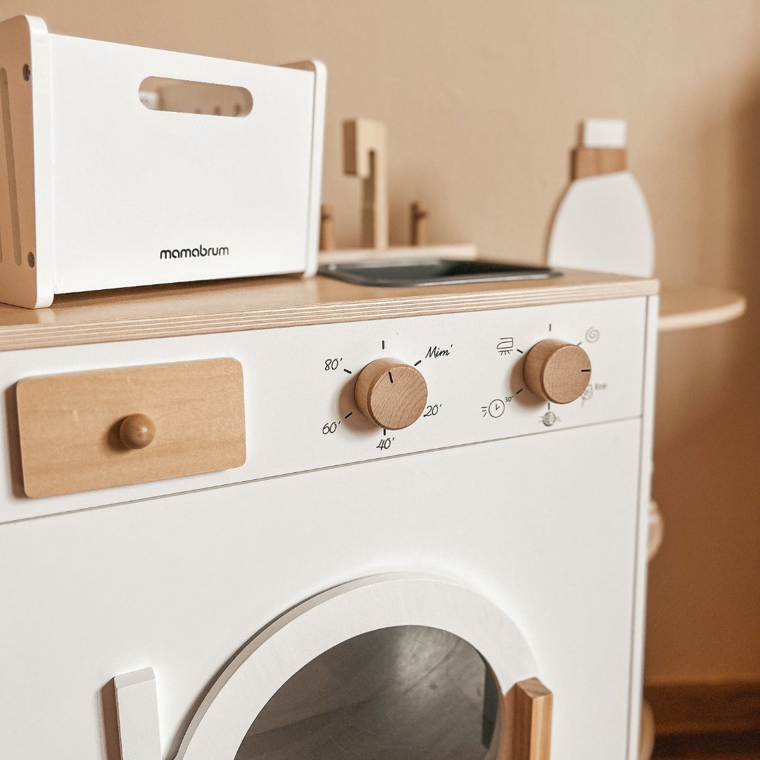 Waschmaschine aus Holz mit Bügeleisen, Korb und Waschmittel