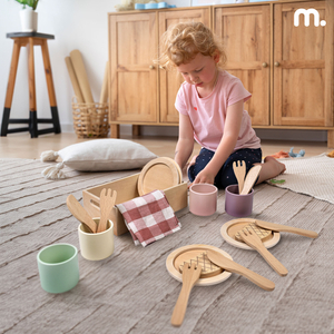 Holzgeschirrset für Kinder mit roten Tischsets