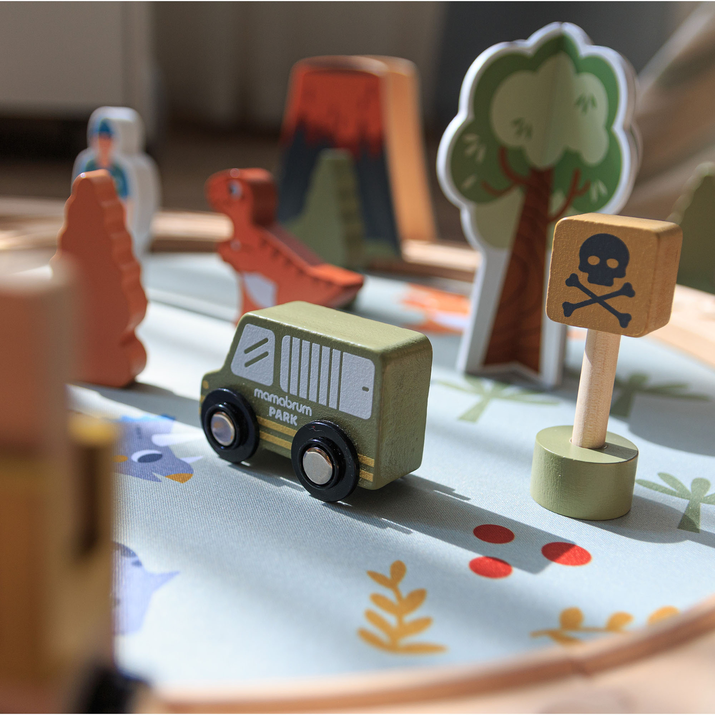 Dino Park Holzeisenbahn mit Antirutschmatte - Dinosaurier, Zug, Gleise, Vulkan, Glocke