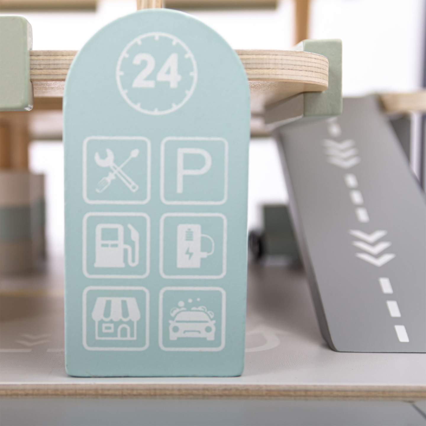 Dreistöckige Holzgarage für Kinder mit Zubehör – Parkplatz, Tankstelle, Autowaschanlage, Hubschrauber