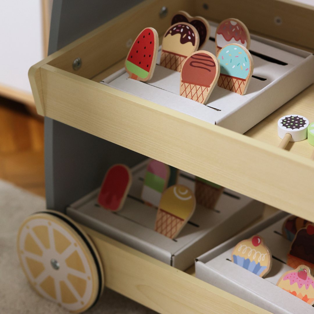 Hölzerne Eisdiele auf Rädern - Eiscreme-Wagen