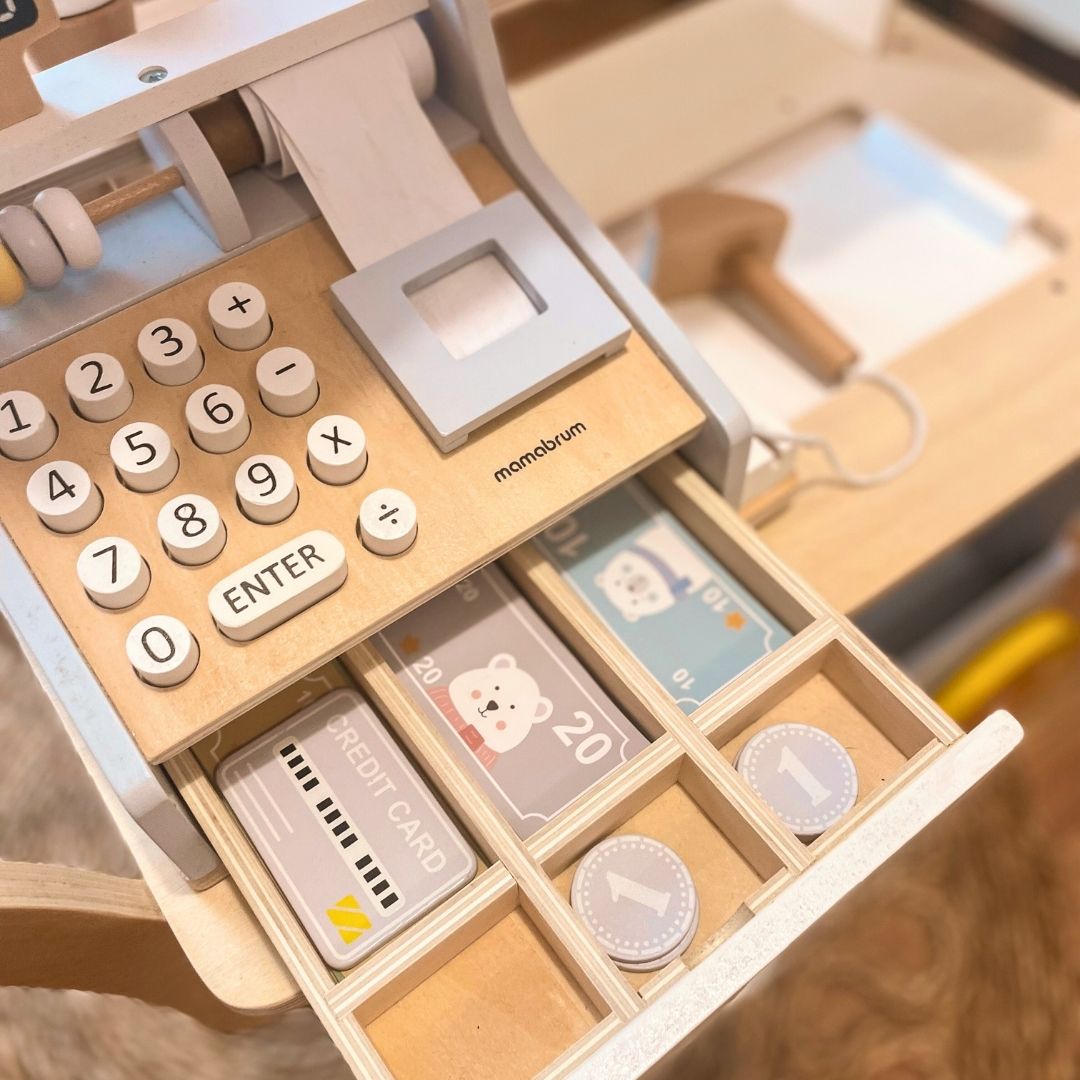 Hölzerne Registrierkasse mit Zubehör