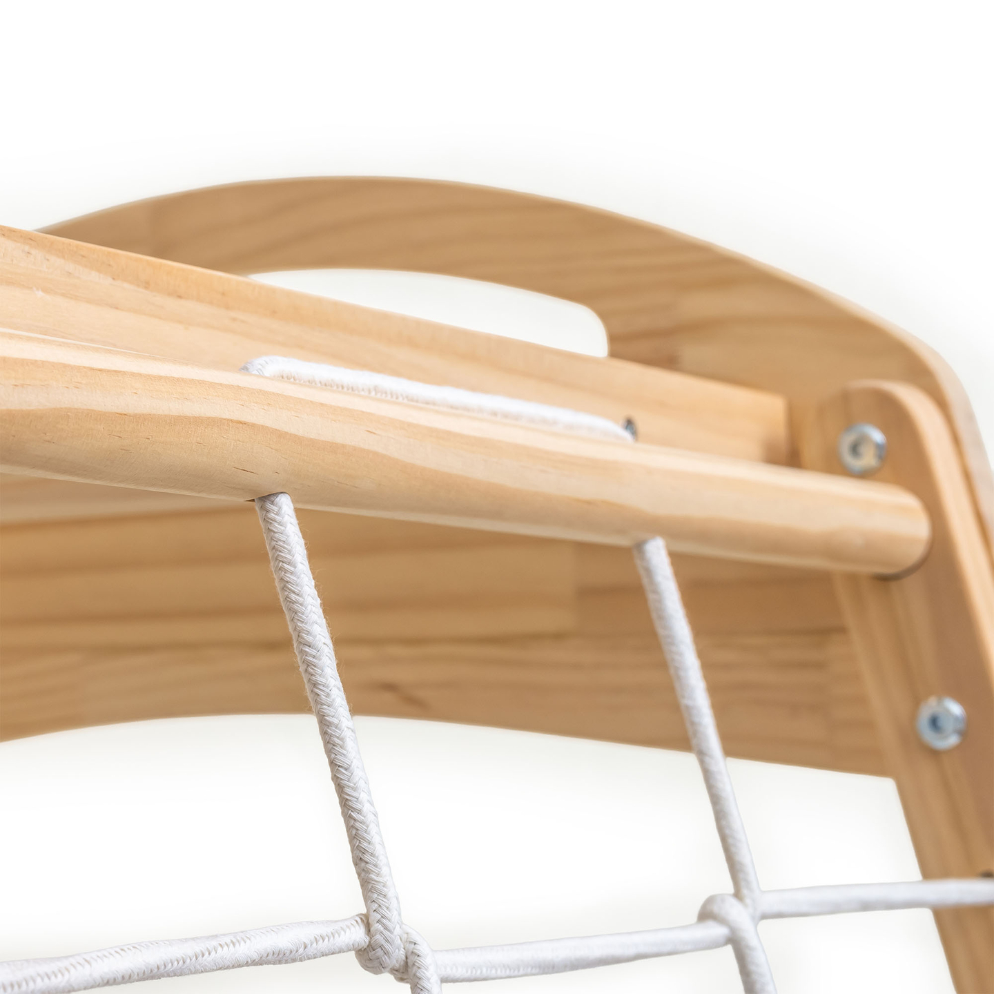 Indoor-Spielplatz aus Holz mit Schaukel, Turnringen und Kletternetz