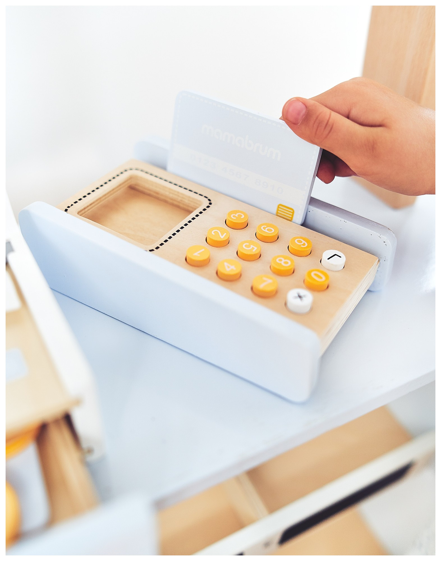 Gemüsestand - Holzstand mit Kisten, Kasse und Terminal