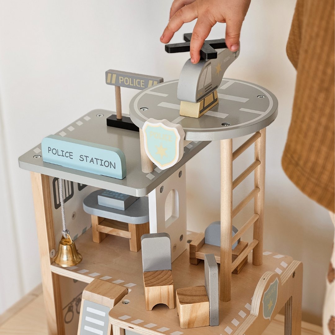 Polizeistation aus Holz mit Zubehör