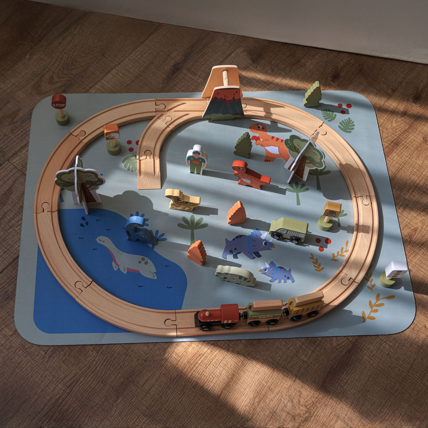 Dino Park Holzeisenbahn mit Antirutschmatte - Dinosaurier, Zug, Gleise, Vulkan, Glocke