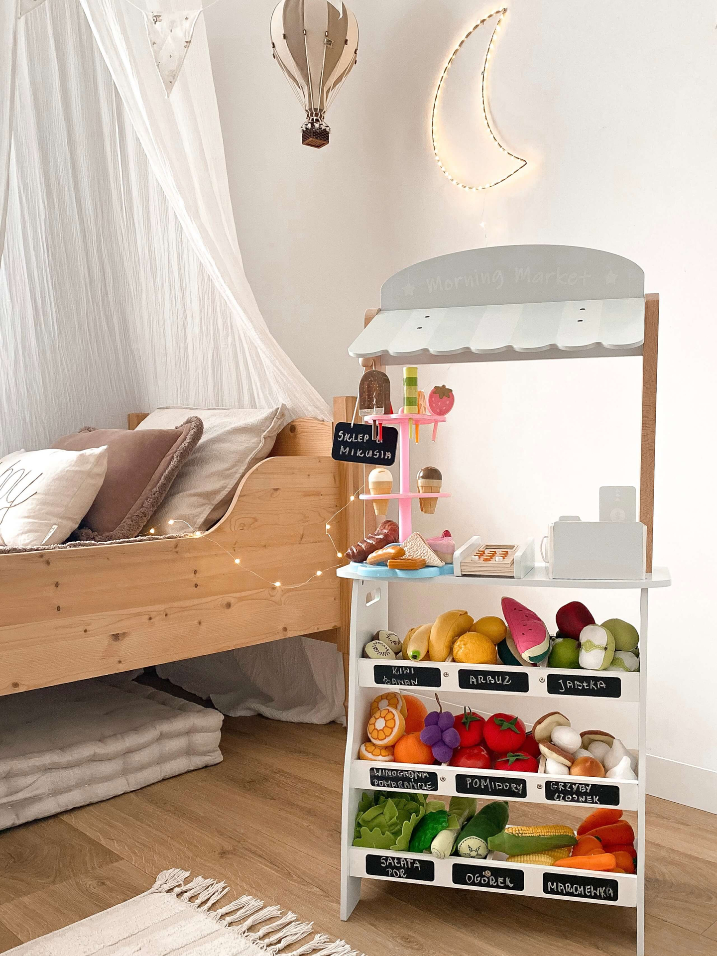 Gemüsestand - Holzstand mit Kisten, Kasse und Terminal