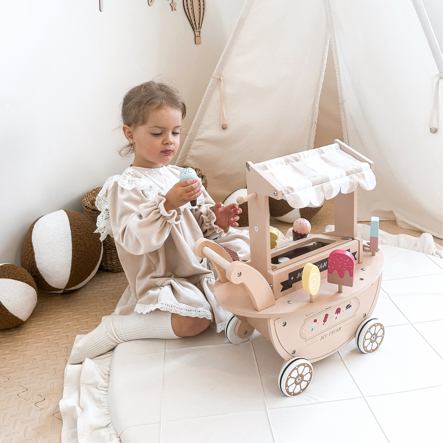 Hölzerne Eisdiele für Kinder - Wagen auf Rädern mit Zubehör