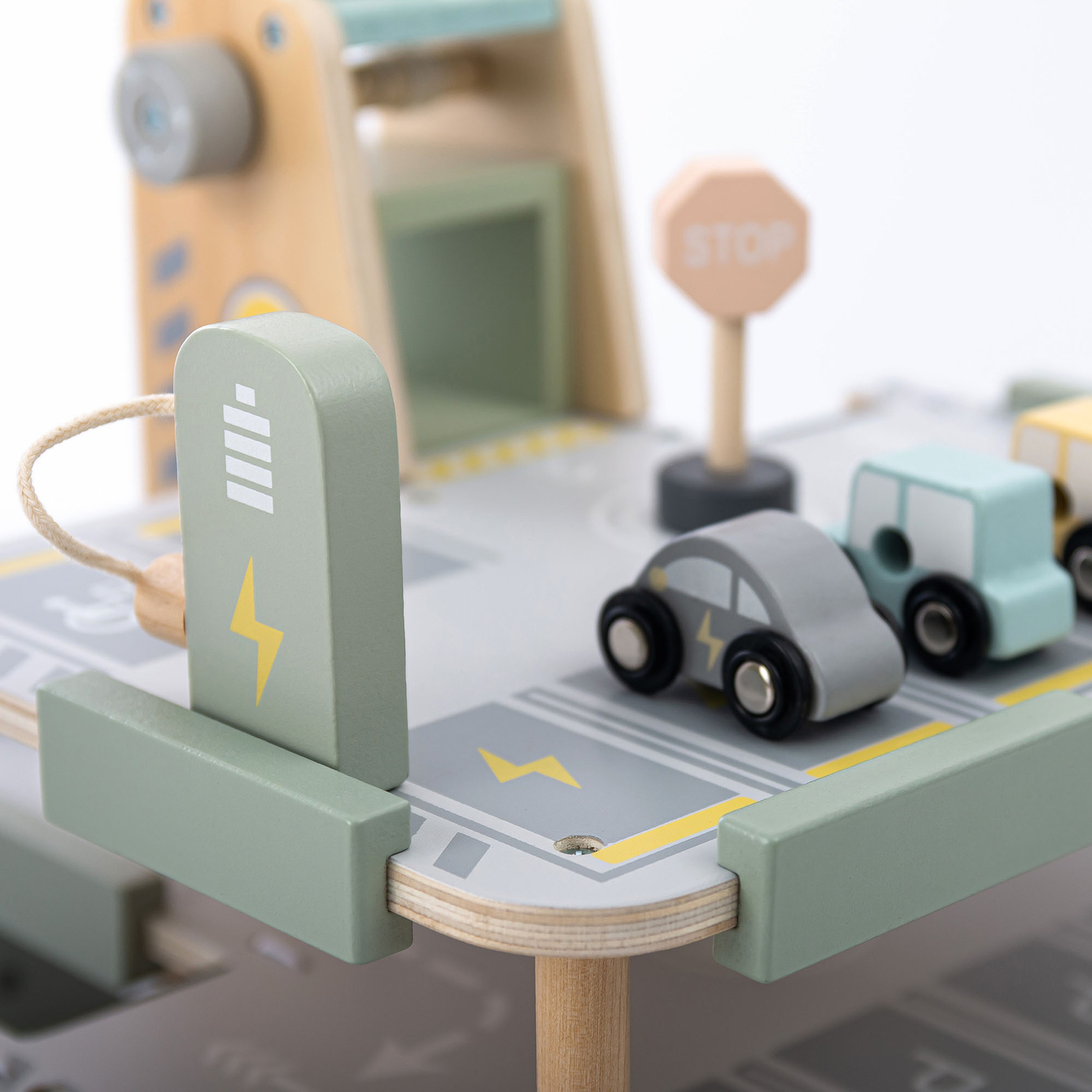 Dreistöckige Holzgarage für Kinder mit Zubehör – Parkplatz, Tankstelle, Autowaschanlage, Hubschrauber