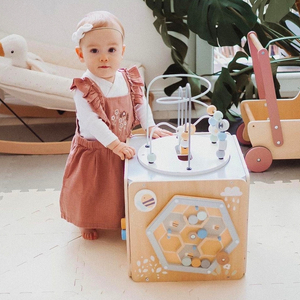 Großer Aktivitätswürfel aus Holz mit Schlaufe - Montessori