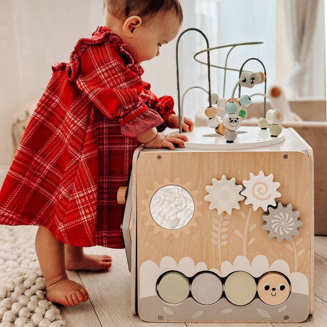 Großer Aktivitätswürfel aus Holz mit Schlaufe - Montessori