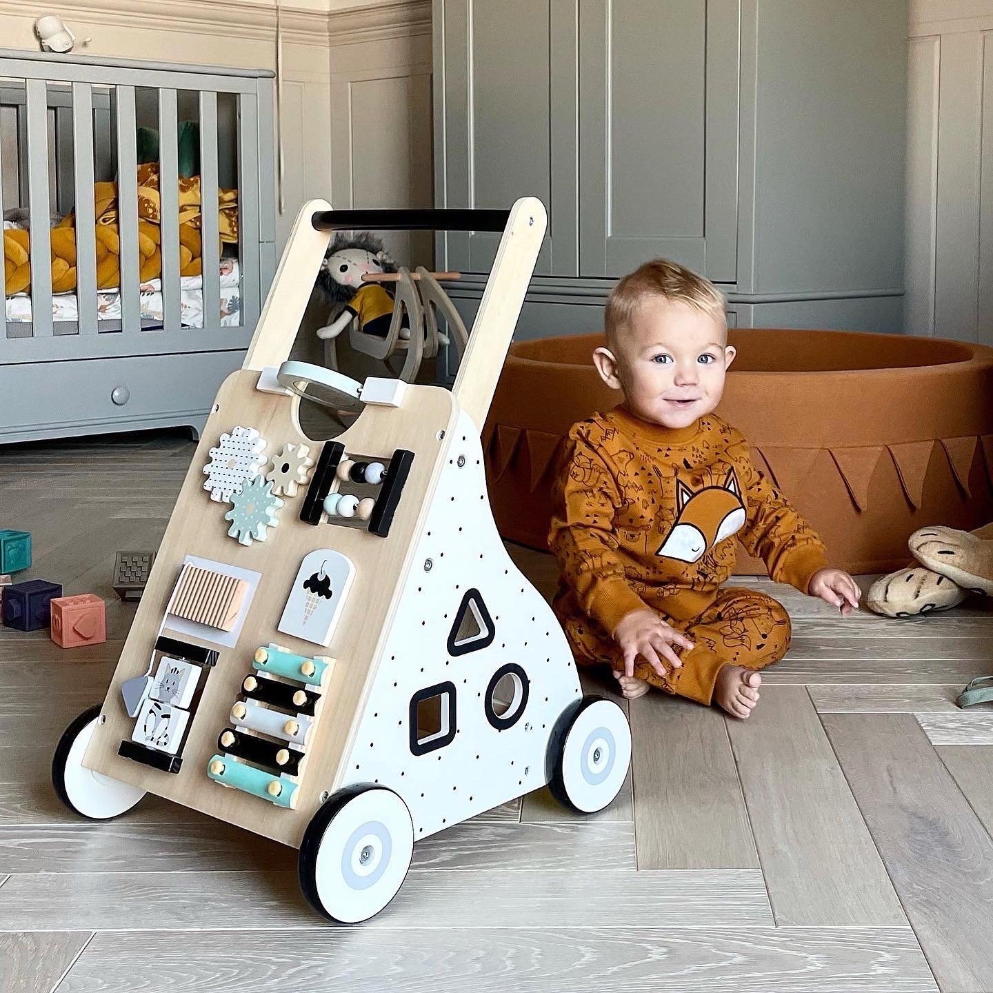 Lernlaufwagen mit Bildungsfunktion / Schieber aus Holz - Manipulationsbrett