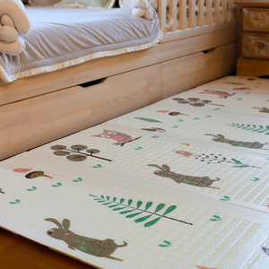 Beidseitige Schaummatte XXL – faltbar 1 CM (Wald mit einem Bären und Pferde)