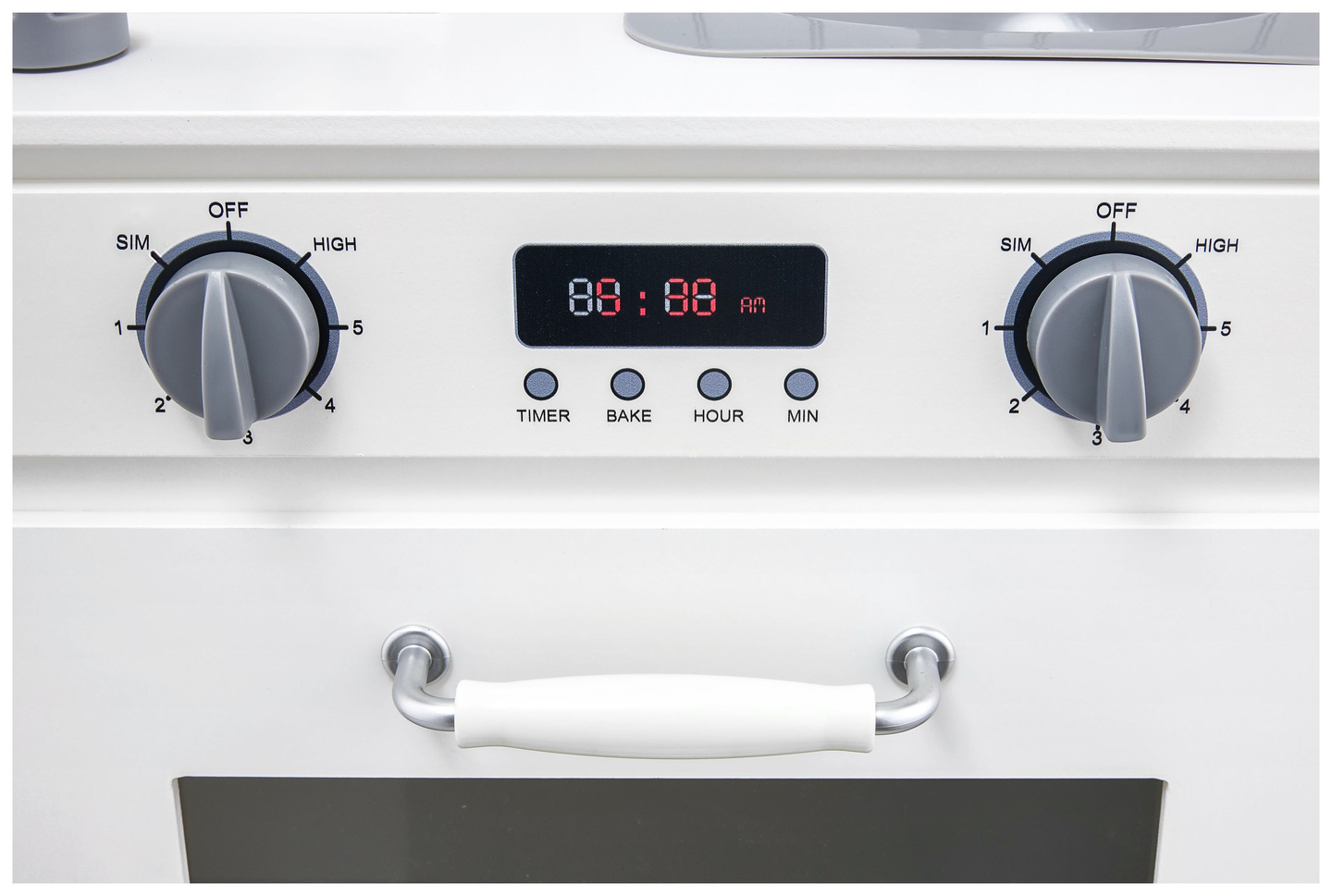 Weiße Holzküche mit Schürze, Zubehör und LED-Lampe