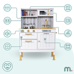 Weiße Holzküche mit Zubehör und Schürze