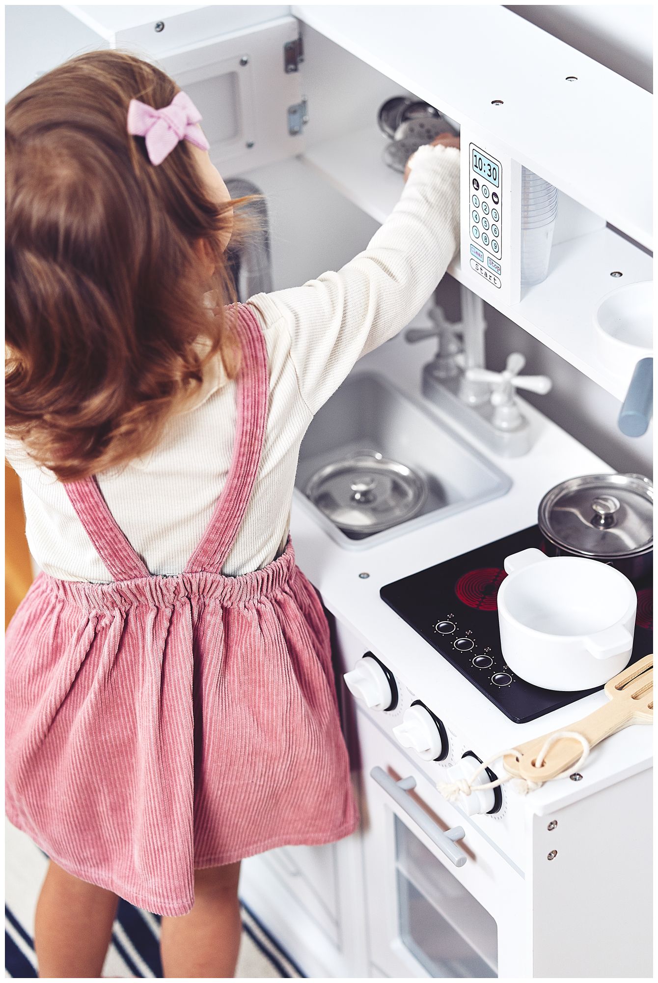Großes weiße Küche aus Holz mit Zubehör und Schürze