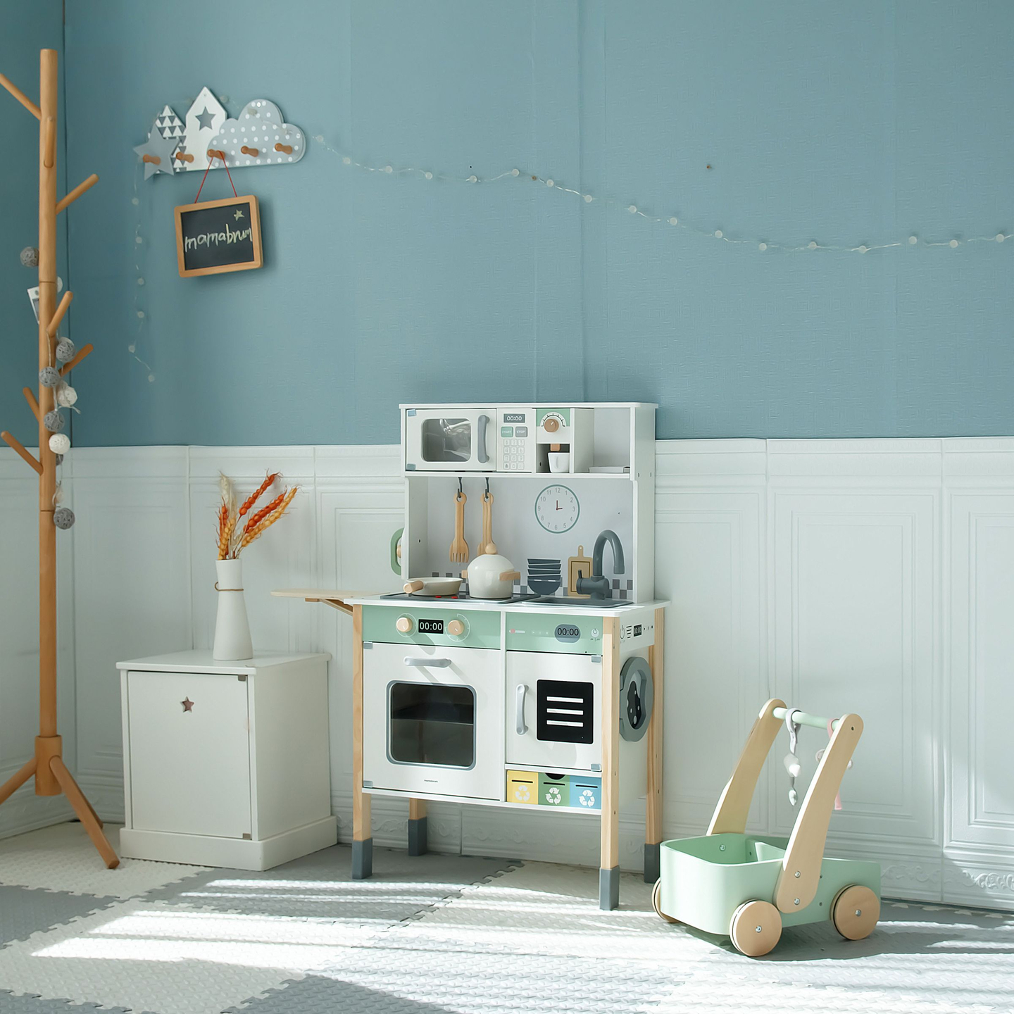 Interaktive Küche mit Waschmaschine, Geschirrspüler und Kreidetafel