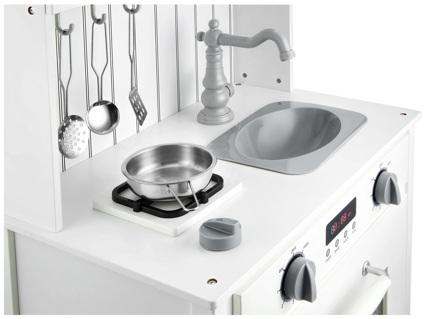 Weiße Holzküche mit Schürze, Zubehör und LED-Lampe