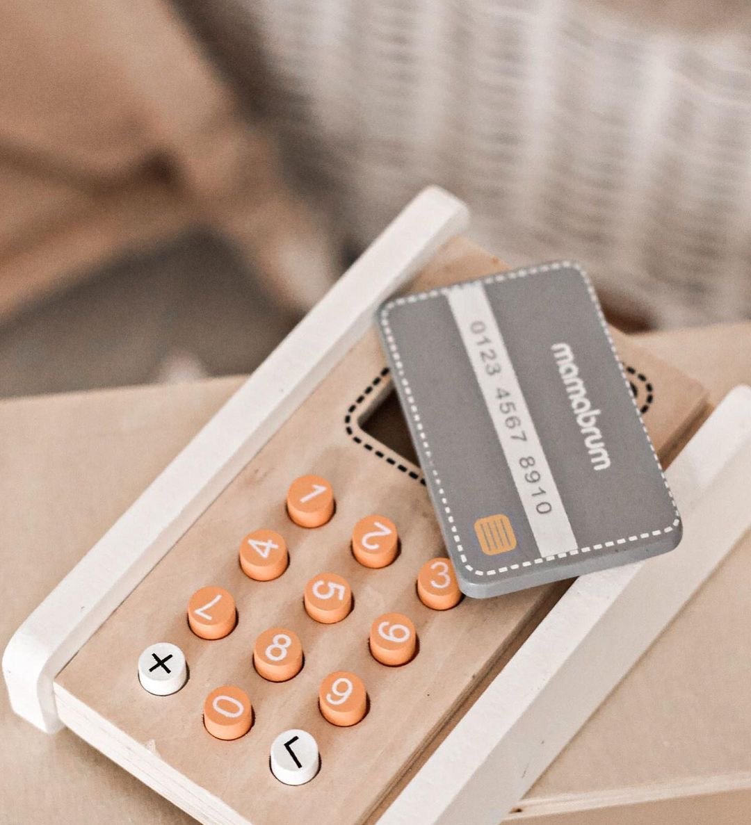 Minimarkt - Laden mit Waage, Terminal, Zahlkarten und Obst