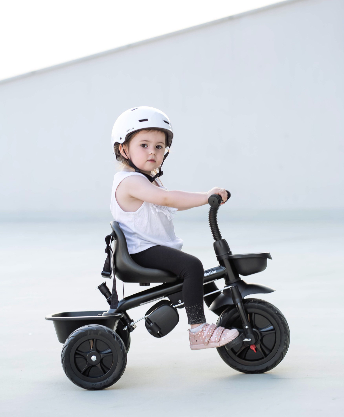 Dreirad HyperMotion TOBI VECTOR - dauerhaft aufgepumpte Räder + Schieber. Farbe: schwarz.