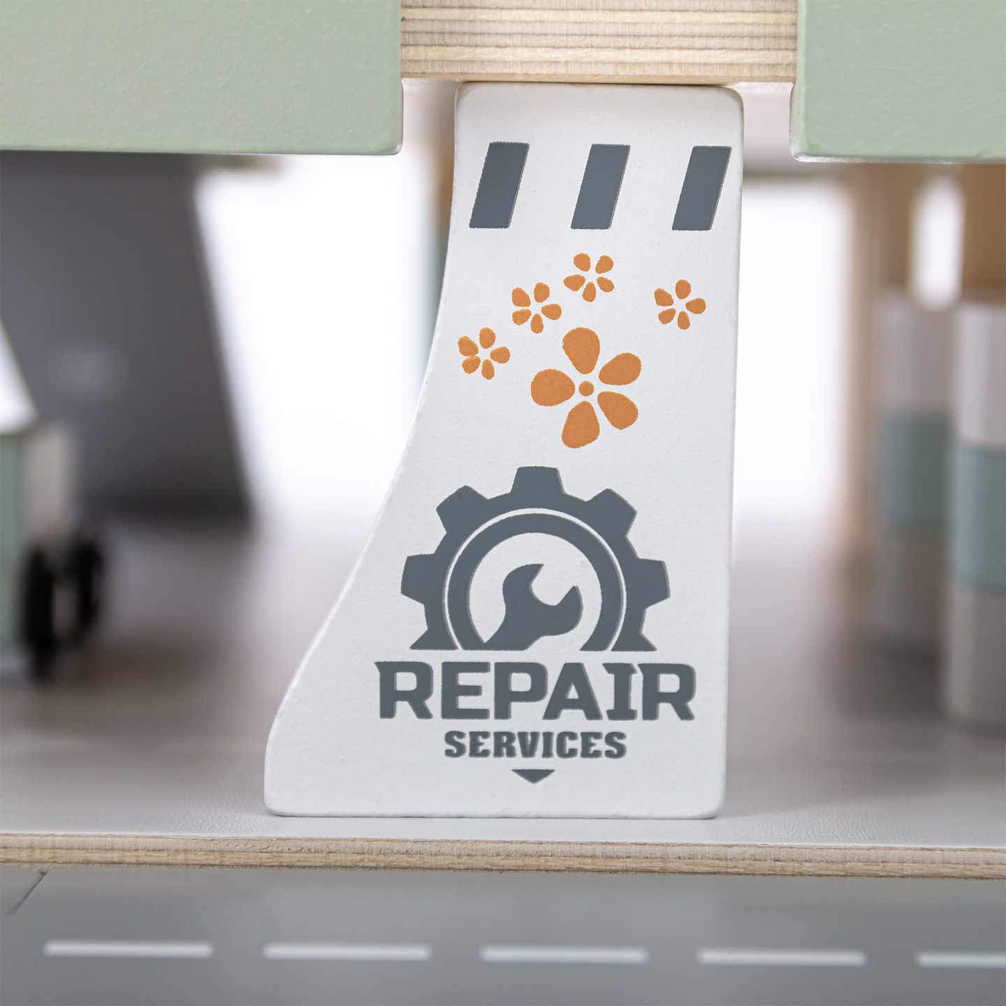 Dreistöckige Holzgarage für Kinder mit Zubehör – Parkplatz, Tankstelle, Autowaschanlage, Hubschrauber