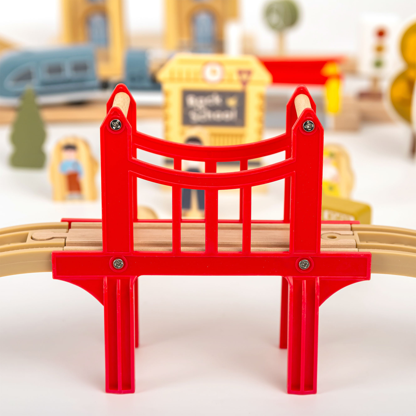 Hölzerne Stadteisenbahn mit elektrischer Lokomotive – beweglicher Kran, Schiff, Brücken