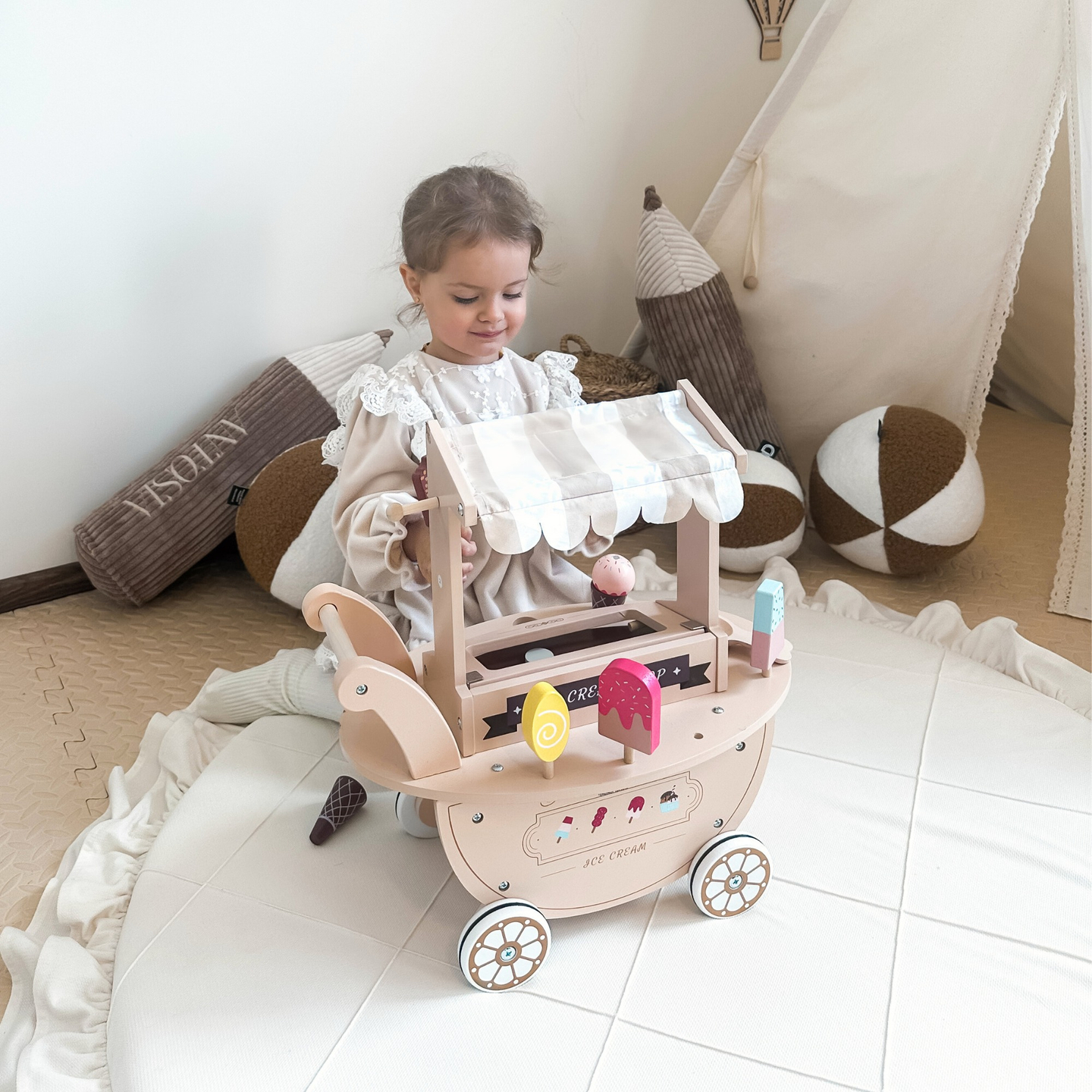 Hölzerne Eisdiele für Kinder - Wagen auf Rädern mit Zubehör