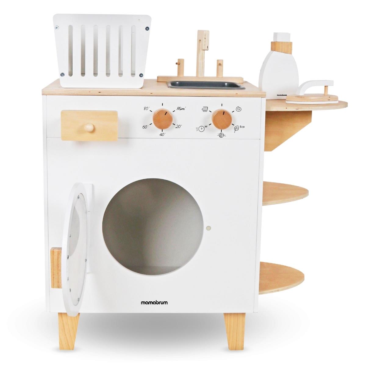 Waschmaschine aus Holz mit Bügeleisen, Korb und Waschmittel