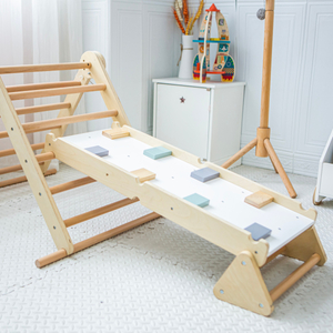 Selbstgebauter Kinderspielplatz aus Holz - Leiter + Kletterwand + Balancierbalken - Pikler-Dreieck