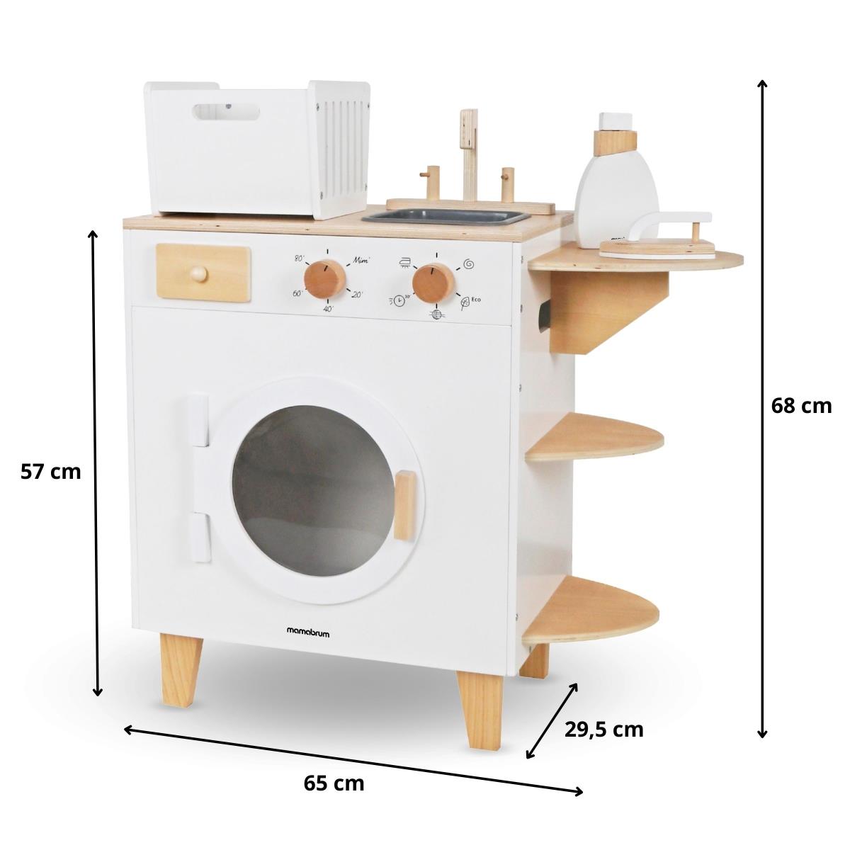 Waschmaschine aus Holz mit Bügeleisen, Korb und Waschmittel