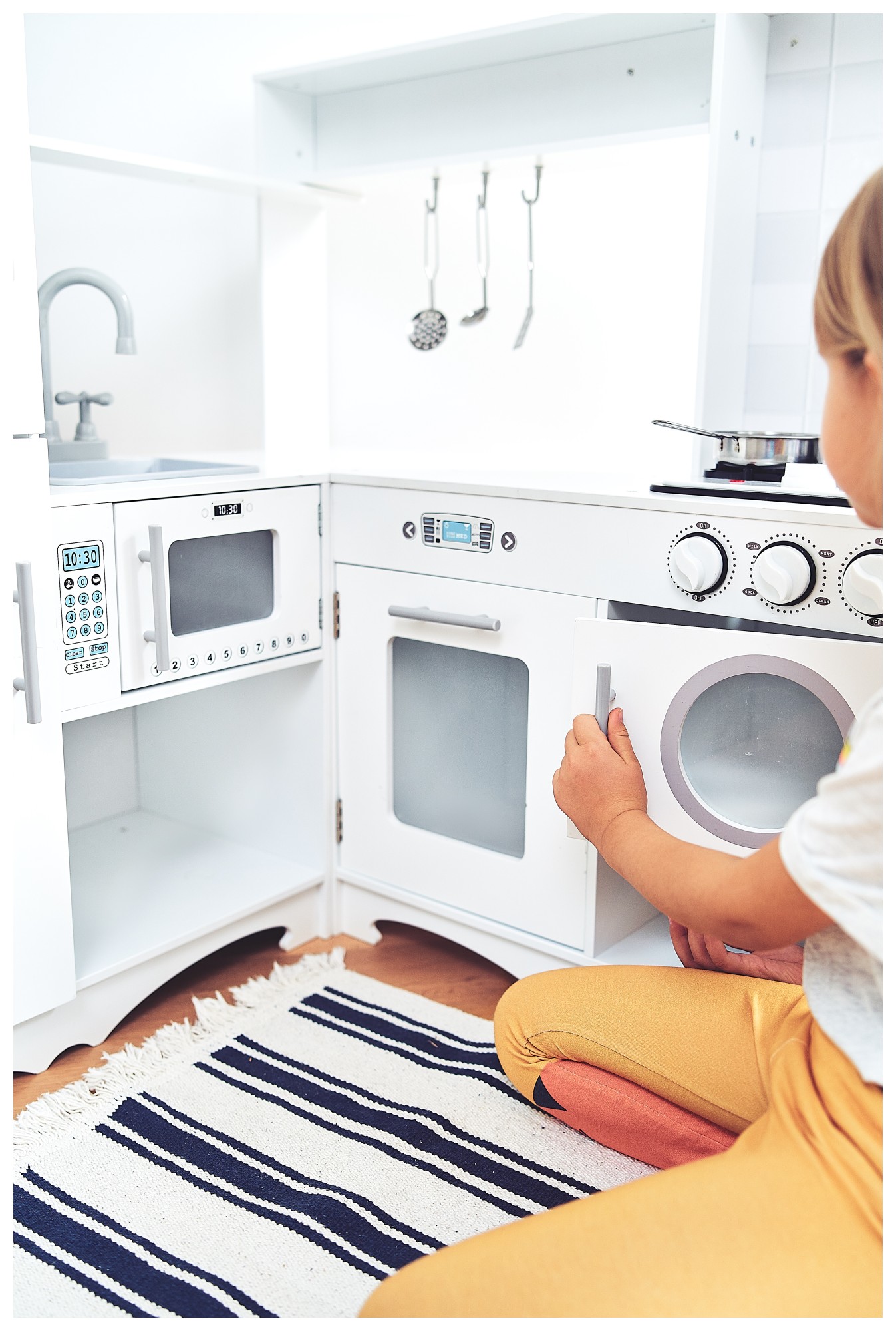 XXXL Holz-Eckküche mit Kühlschrank, Backofen, Waschmaschine, Schürze und Zubehör