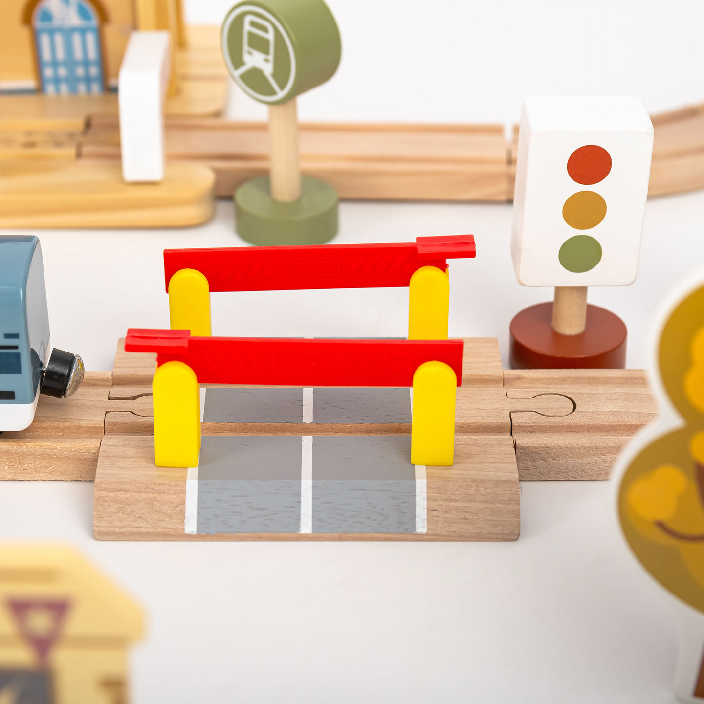 Hölzerne Stadteisenbahn mit elektrischer Lokomotive – beweglicher Kran, Schiff, Brücken