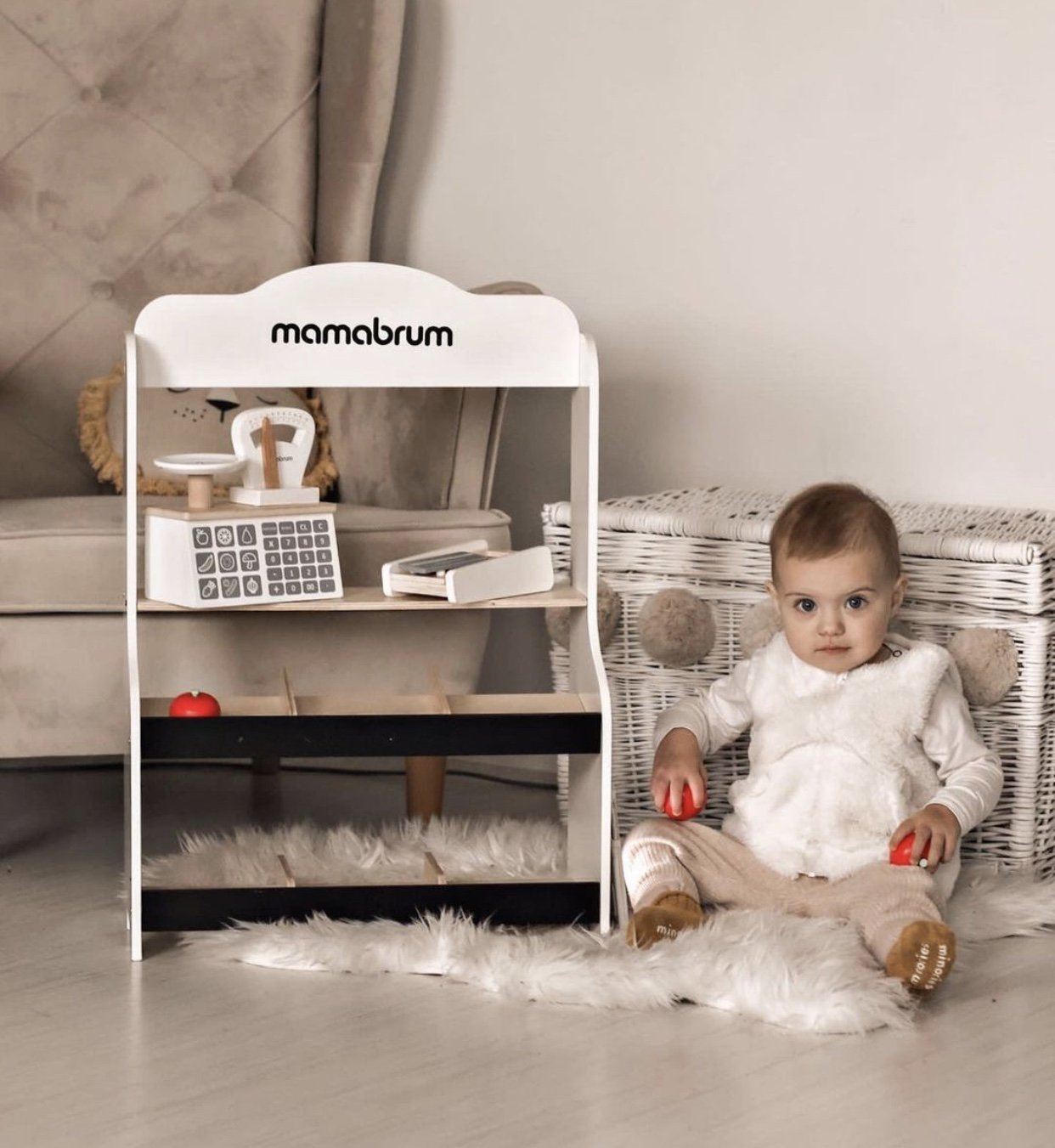 Minimarkt - Laden mit Waage, Terminal, Zahlkarten und Obst