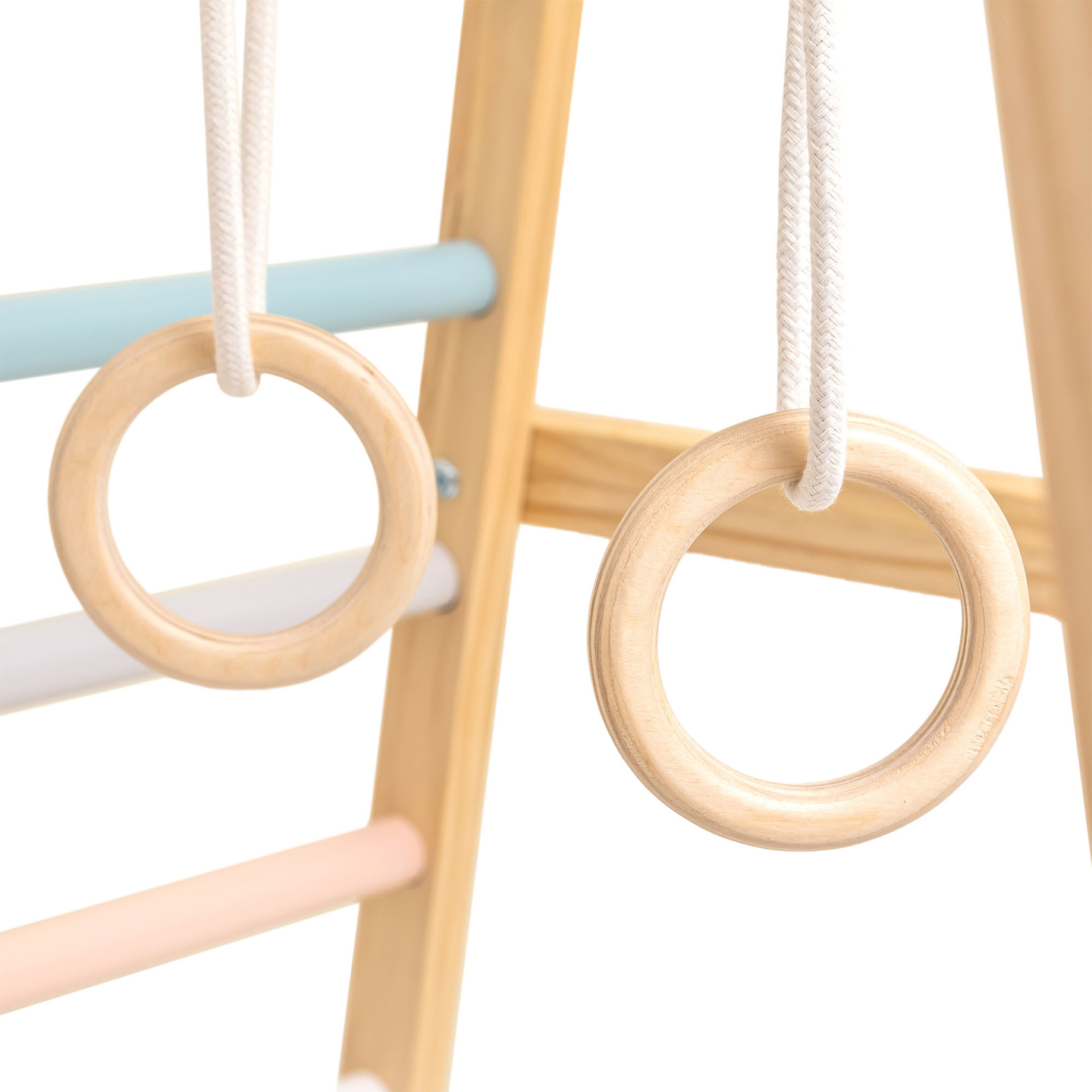 Indoor-Spielplatz aus Holz mit Schaukel, Turnringen und Kletternetz