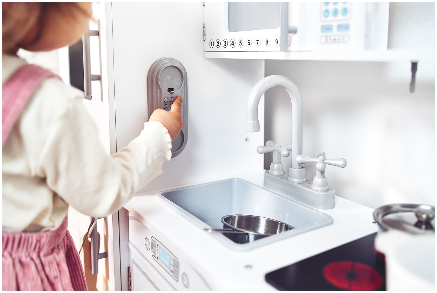 Großes weiße Küche aus Holz mit Zubehör und Schürze