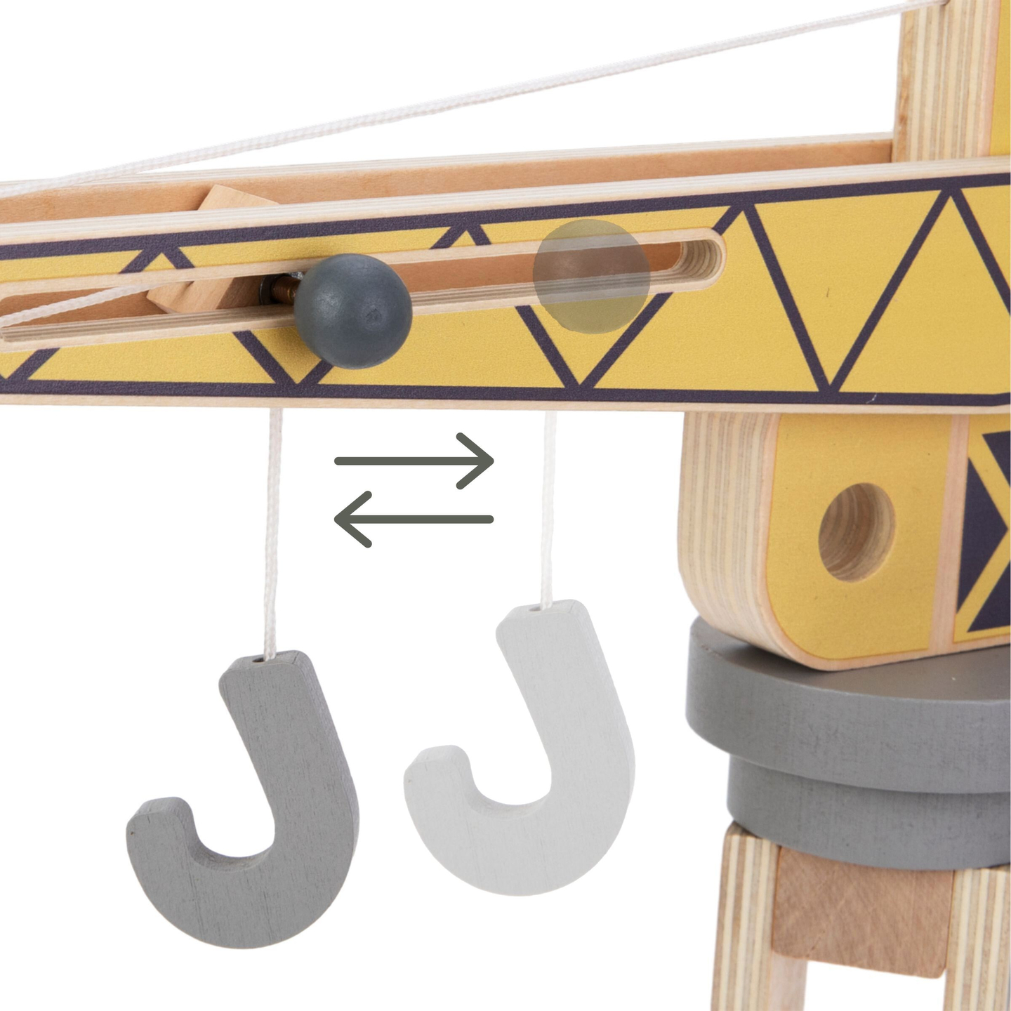 Holzbaustelle mit großem Mobilkran und Fahrzeugen, Turmkran