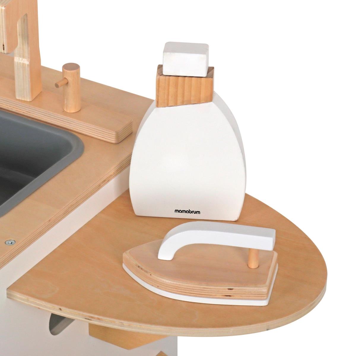 Waschmaschine aus Holz mit Bügeleisen, Korb und Waschmittel