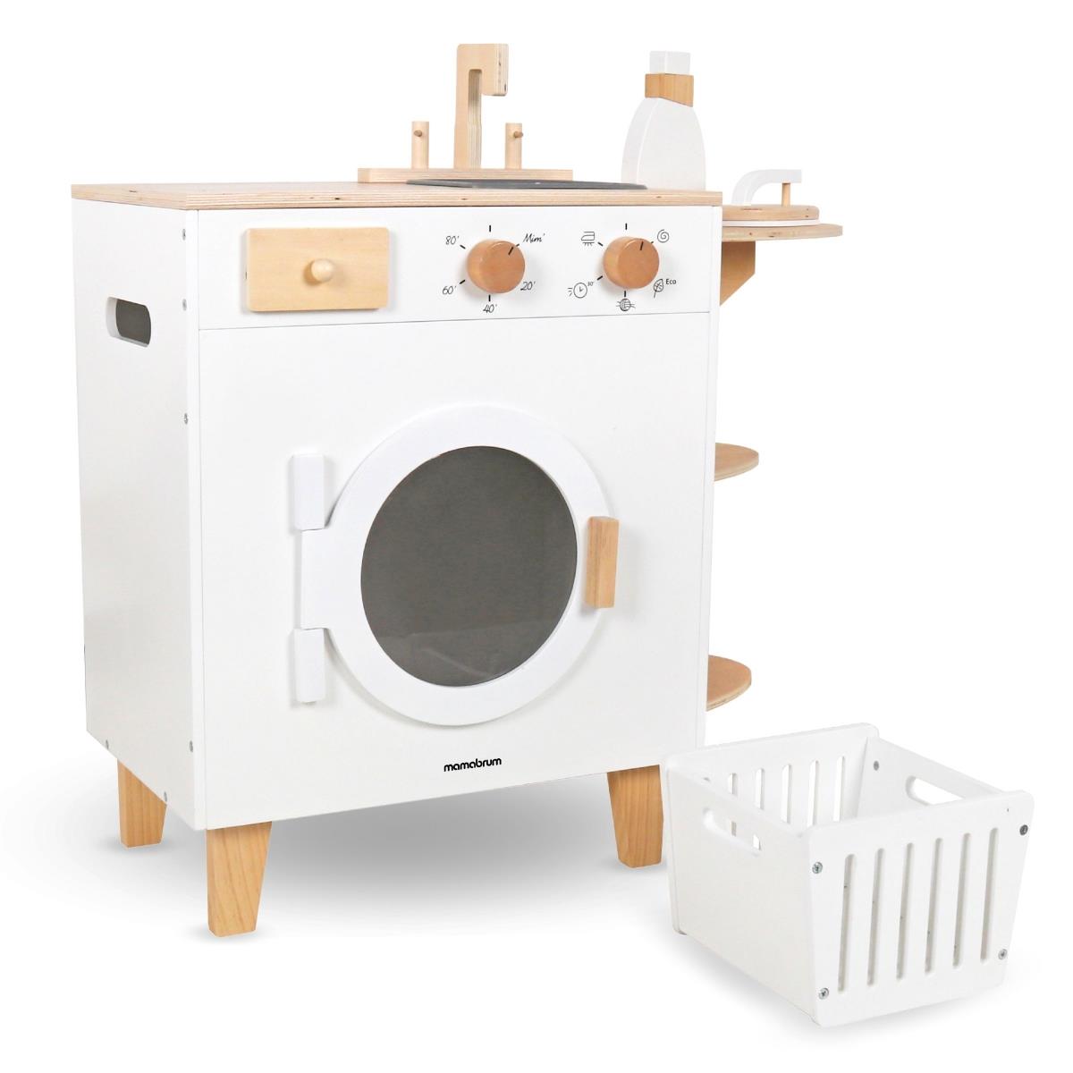 Waschmaschine aus Holz mit Bügeleisen, Korb und Waschmittel