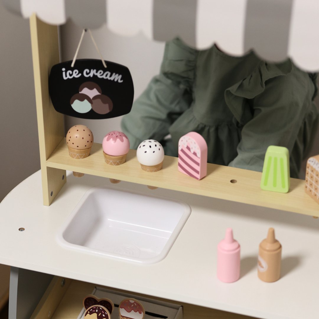 Hölzerne Eisdiele auf Rädern - Eiscreme-Wagen