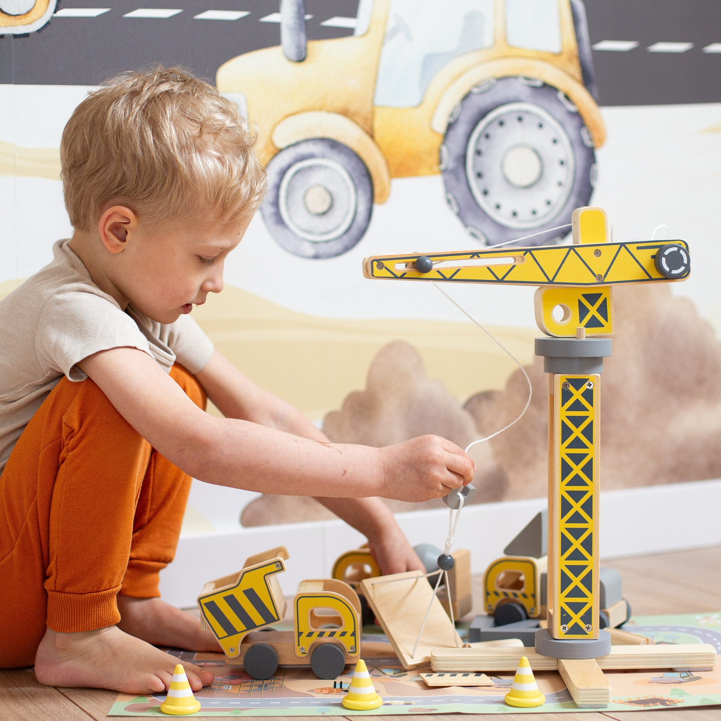 Holzbaustelle mit großem Mobilkran und Fahrzeugen, Turmkran