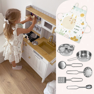 Weiße Holzküche mit Zubehör und Schürze