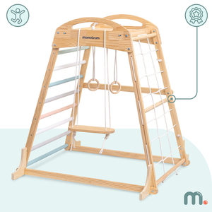 Indoor-Spielplatz aus Holz mit Schaukel, Turnringen und Kletternetz