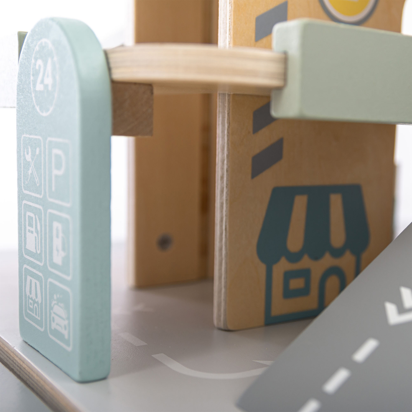 Dreistöckige Holzgarage für Kinder mit Zubehör – Parkplatz, Tankstelle, Autowaschanlage, Hubschrauber