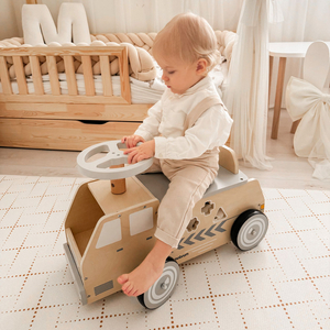 Holzfahrzeug, Auto, Spielzeugauto mit Klötzen