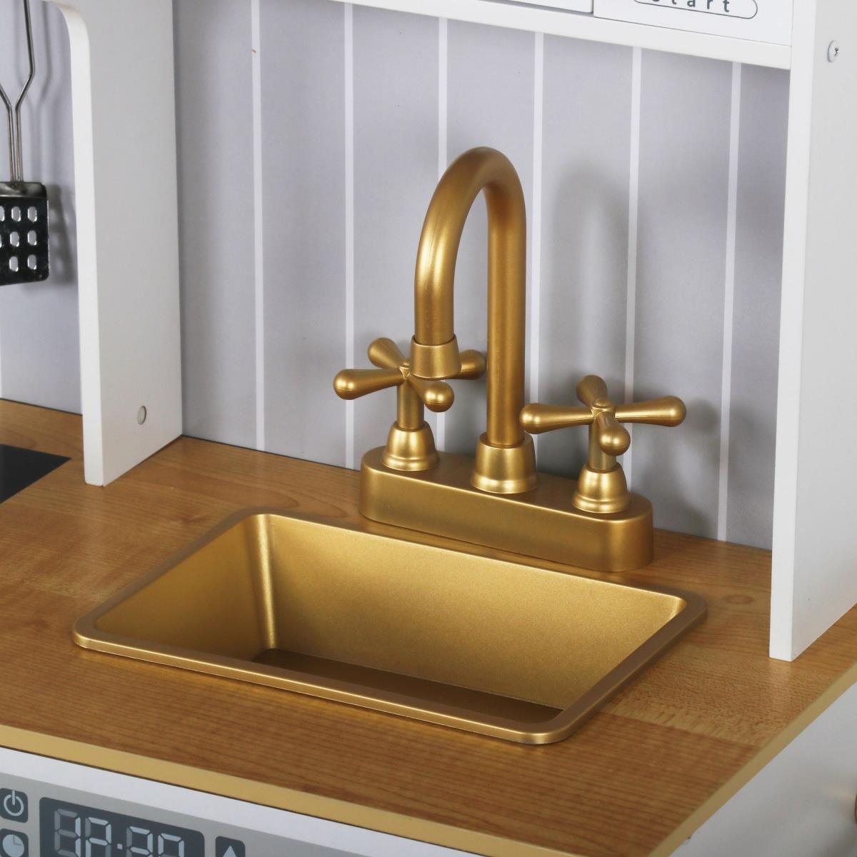 Weiße Holzküche mit Zubehör und Schürze