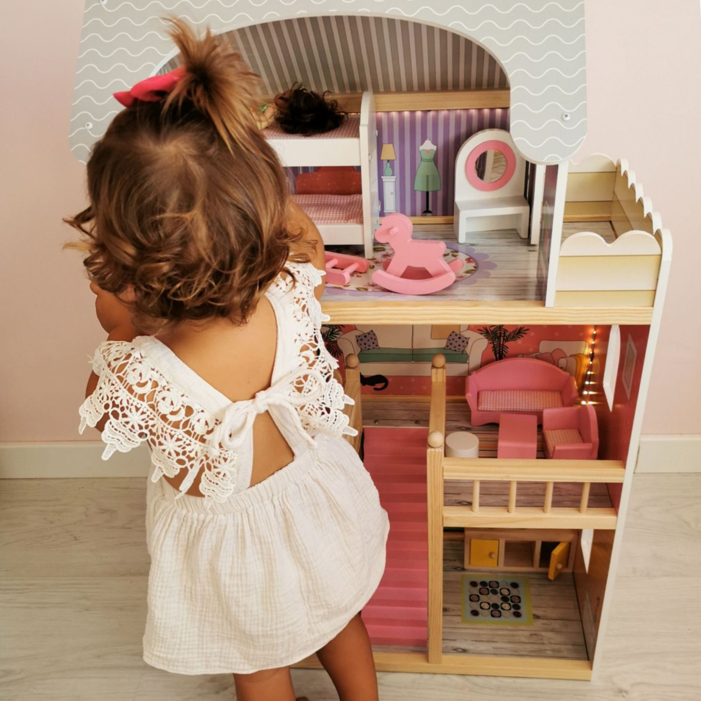 Großes 3-stöckiges Holzpuppenhaus mit Terrasse, Möbelset und LED-Beleuchtung!